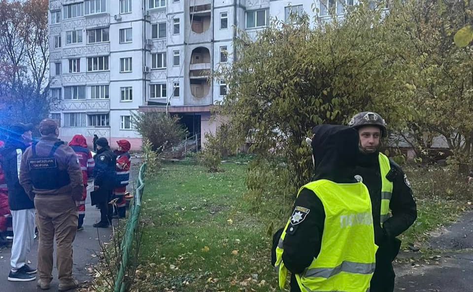 На місці падіння уламків у Святошинському районі продовжує працювати слідчо-оперативна група. Фото: Нацполіція