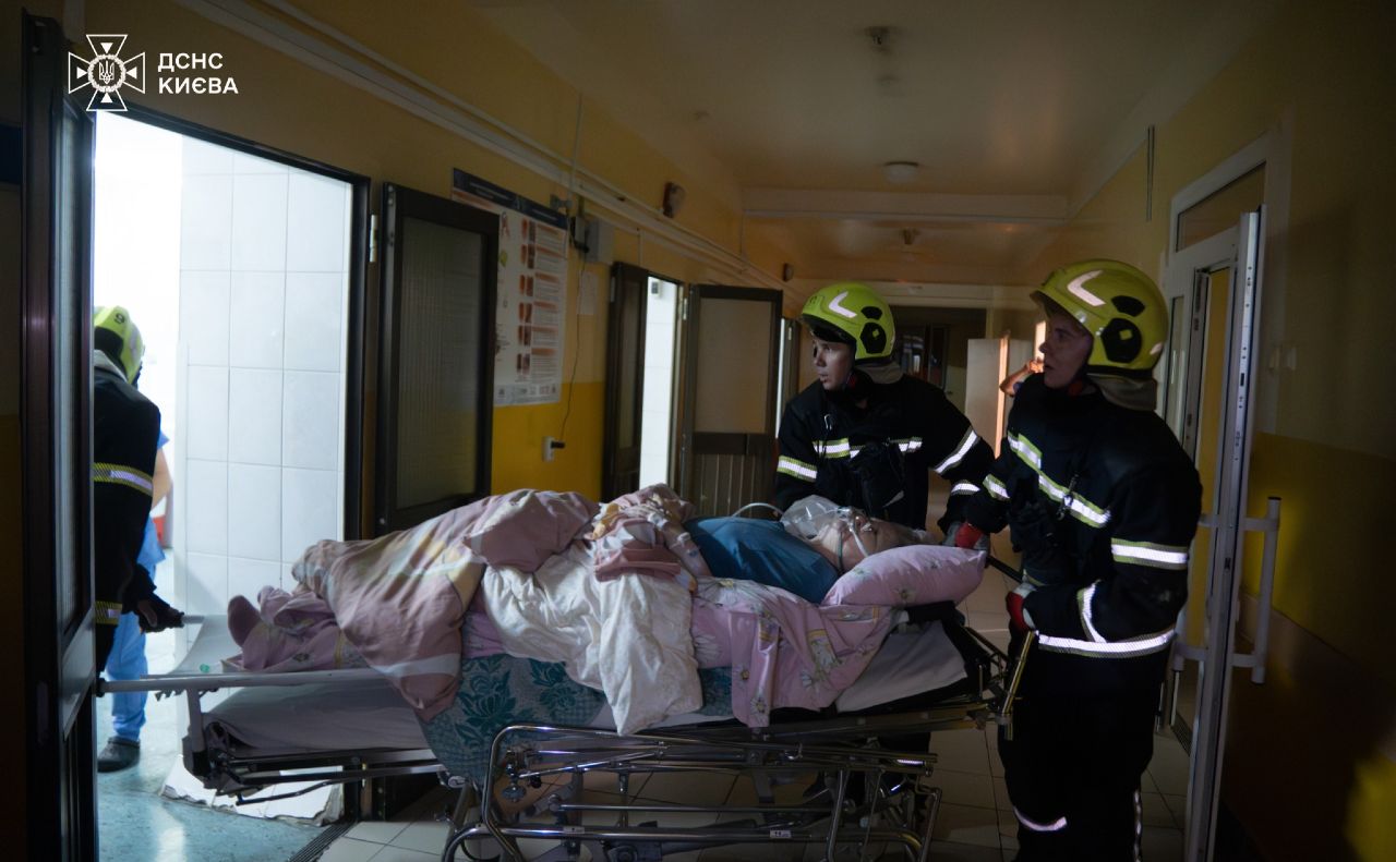 Пожежники виносили хворих. Фото: ДСНС у Києві