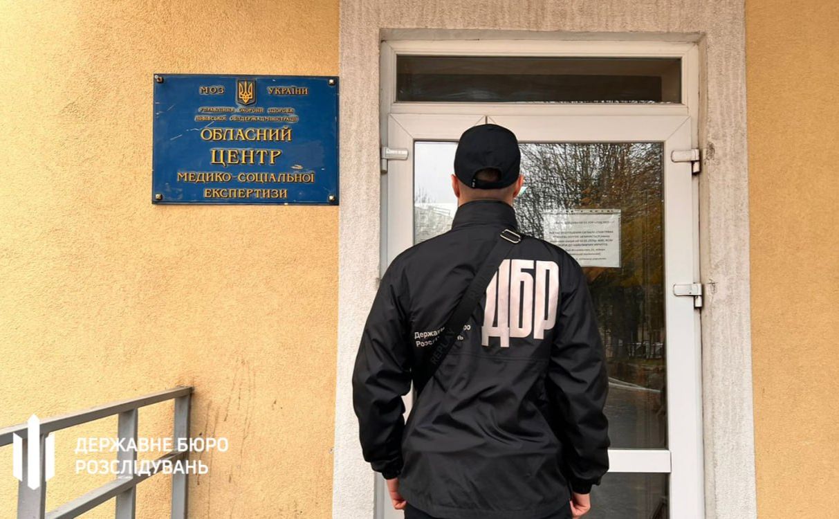 ДБР прийшло у Львівську обласну МСЕК. Фото: ДБР
