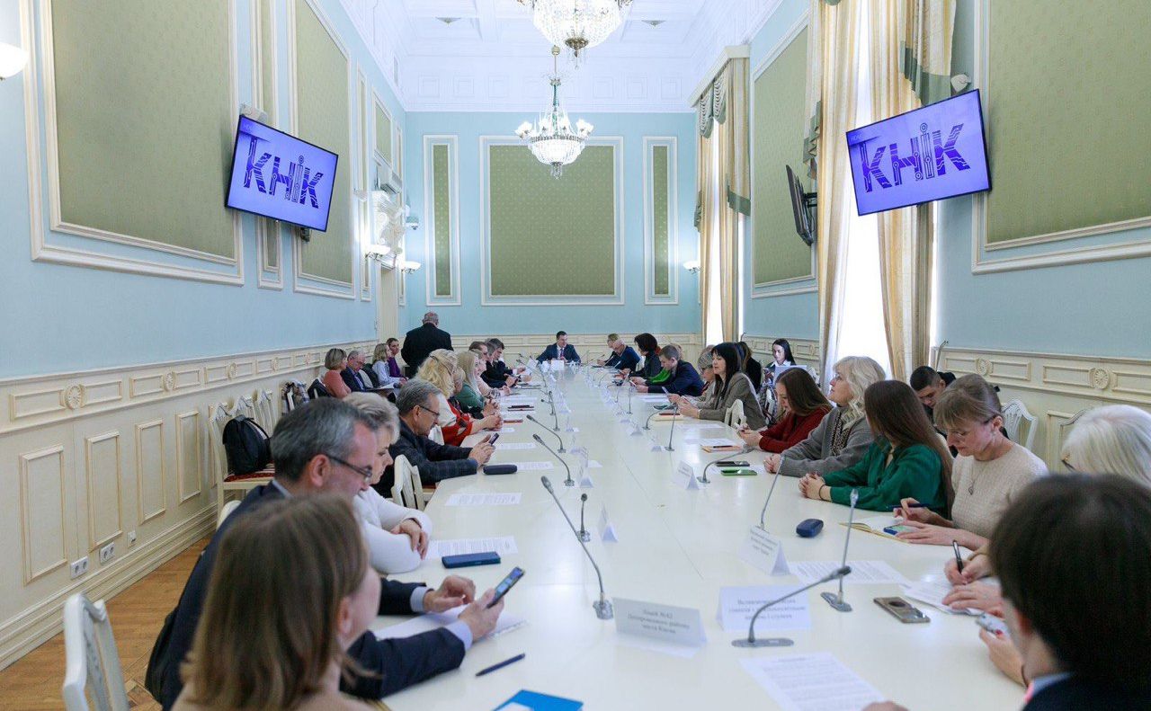 Під час спільного обговорення проблем зайнятості у столиці — науковці, представники навчальних закладів, роботодавці. Фото: КМДА