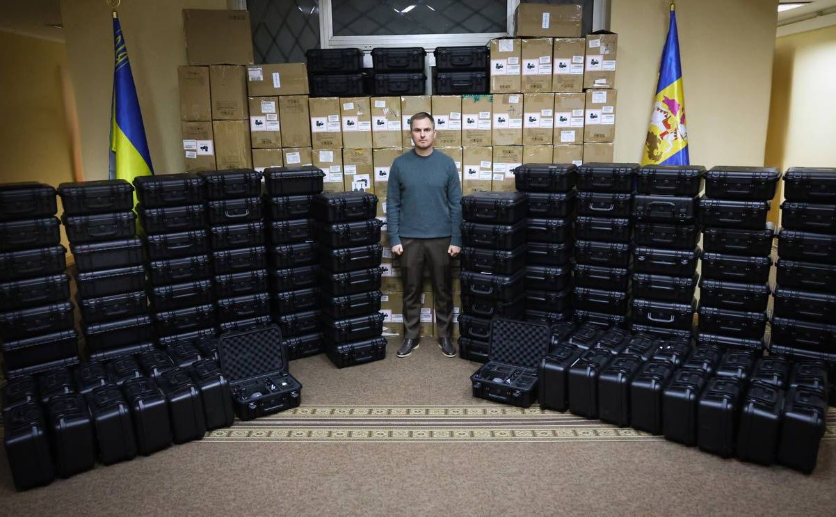 Руслан Кравченко показав «пташки», які КОВА передасть на фронт. Фото: КОВА