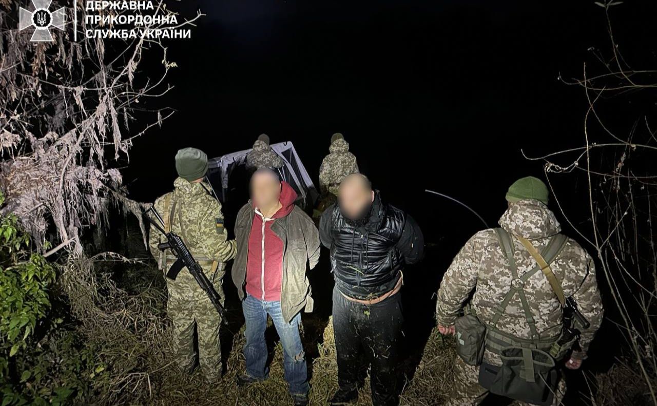 Прикордонники виловили «пловців» з річки. Фото: ДПСУ