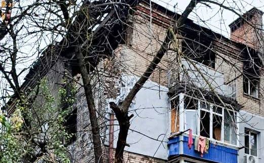 Ворожі БпЛА влучили у 4-поверхівку та приватний будинок. Фото: Нацполіція