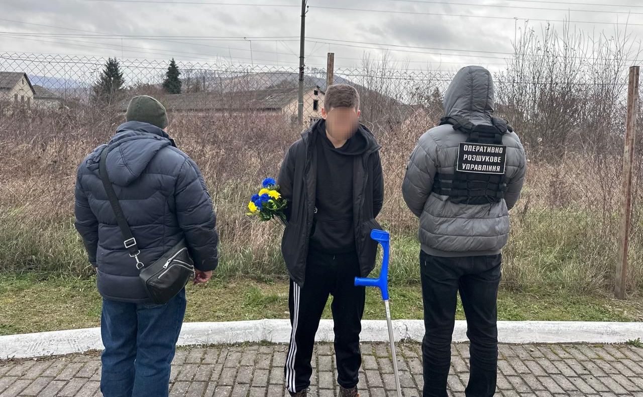 Порушника зупинили за кількасот метрів від держрубежу. Фото: ДПСУ