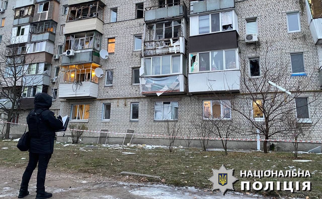 Поліція фіксує наслідки нічної атаки. Фото: національна поліція