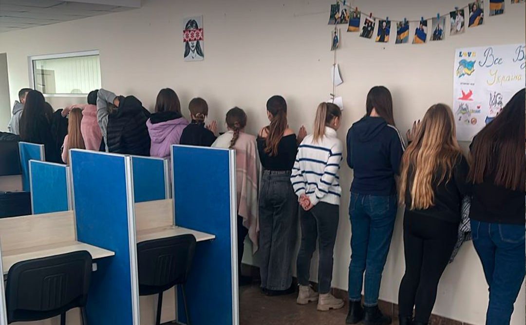 Поліція прийшла у один з кол-центрів у Києві. Фото: БЕБ