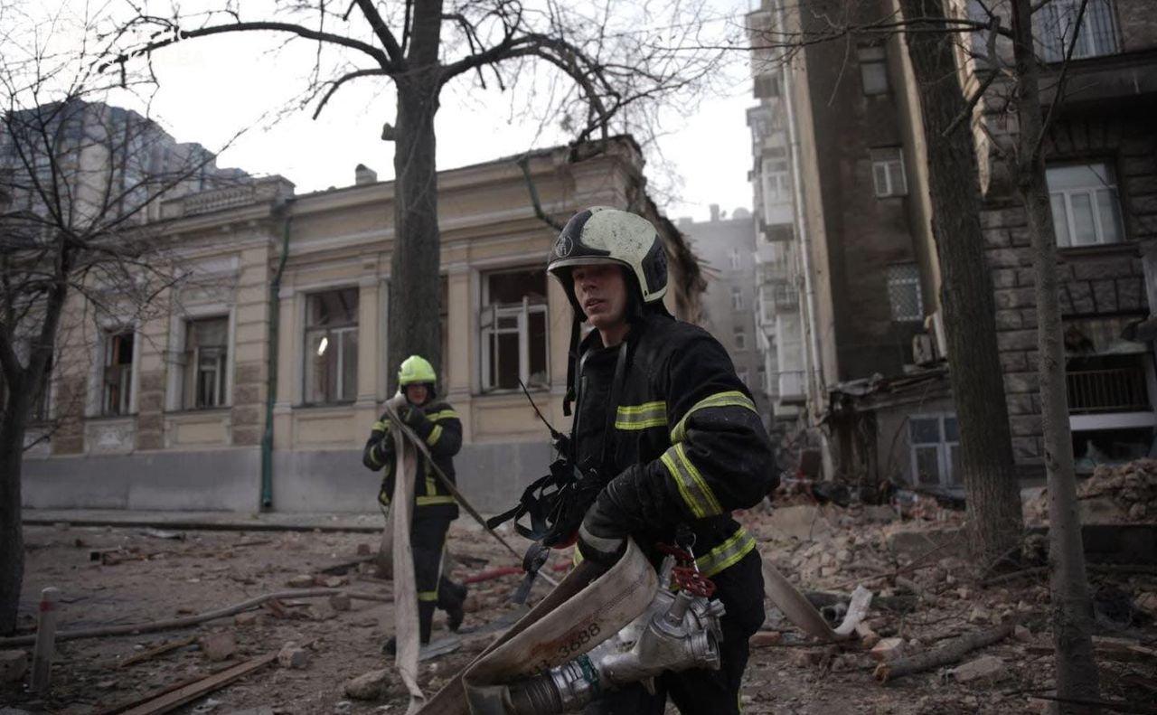 Рятувальники ліквідовують наслідки атаки. Фото: ГУ ДСНС у м.Києві