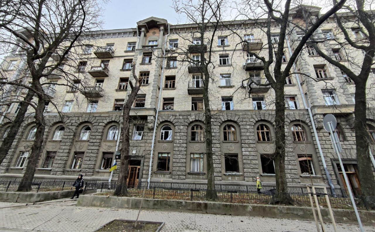 У багатьох будинках вибиті вікна. Фото: Печерська РДА