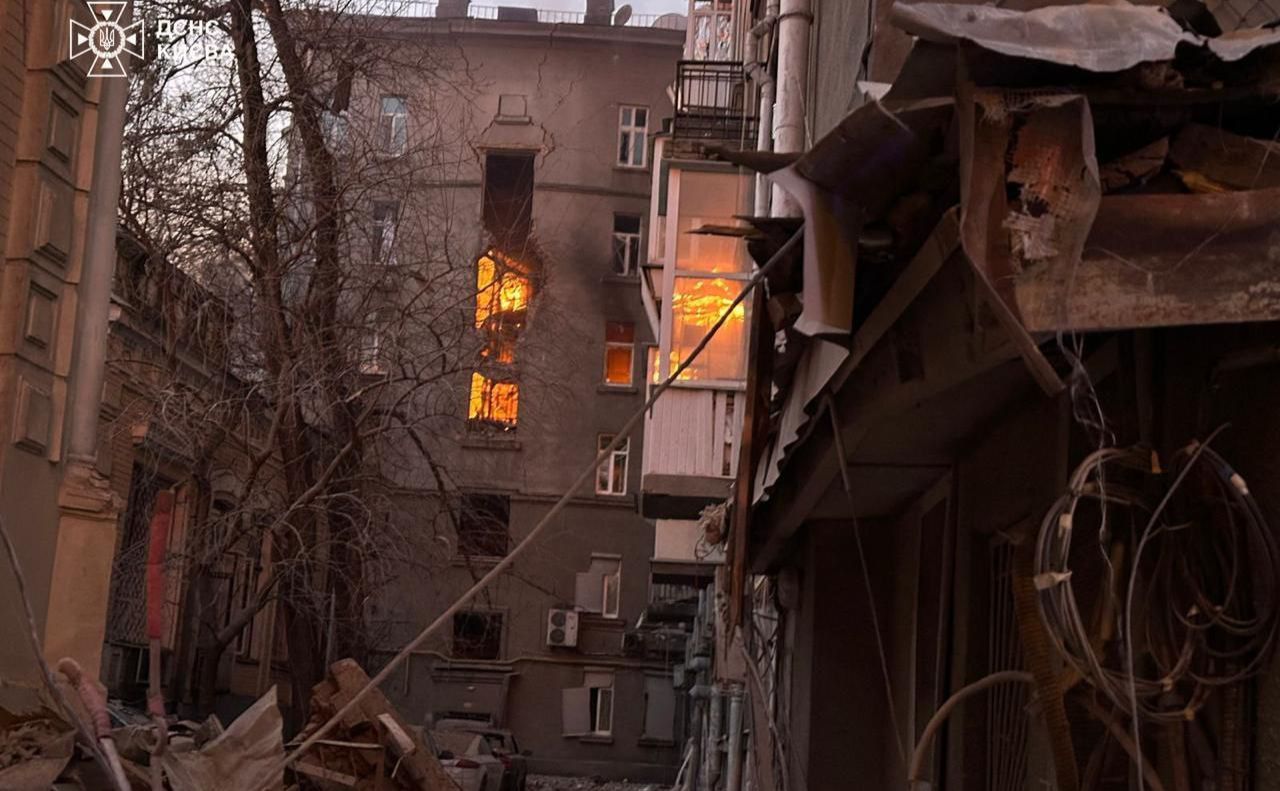 ДСНС 1січня 2025-го року гасять пожежу у житловому будинку після атаки рф. Фото: ДСНС