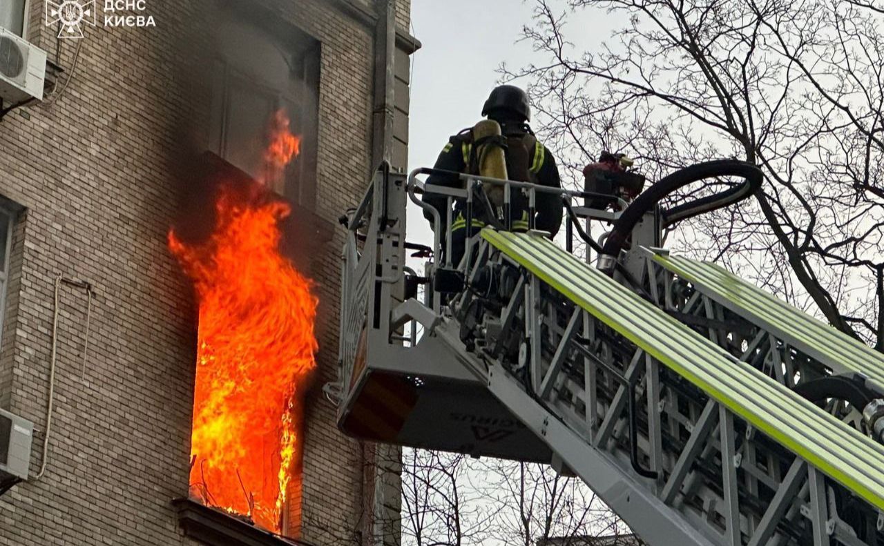 Вогнеборці гасять вогноь у будинку. Фото: ГУ ДСНС Києва