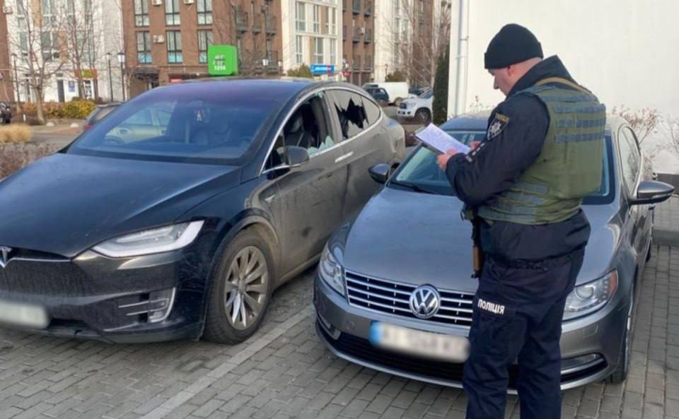 Поліцейський на Київщині фіксує наслідки новорічної атаки рф. Фото: Поліція Кивїщини