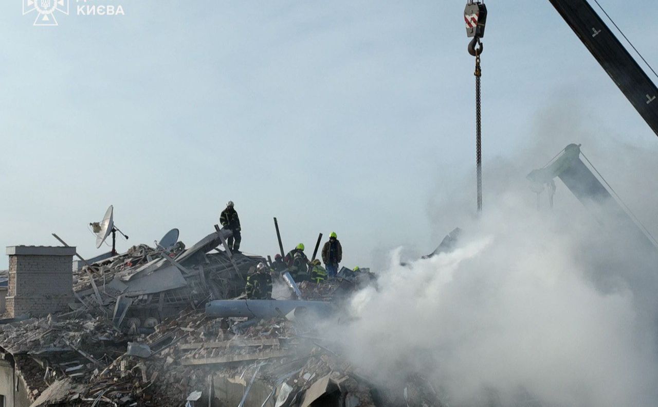 Рятувальники серез завалів верхніх поверхів будинку на Печерську, знайшли тіло жінки. Фото: ДСНС