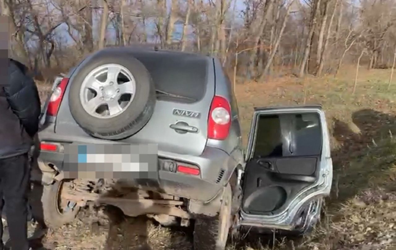 Під час втечі позашляховик злетів з дороги. Фото: ДПСУ