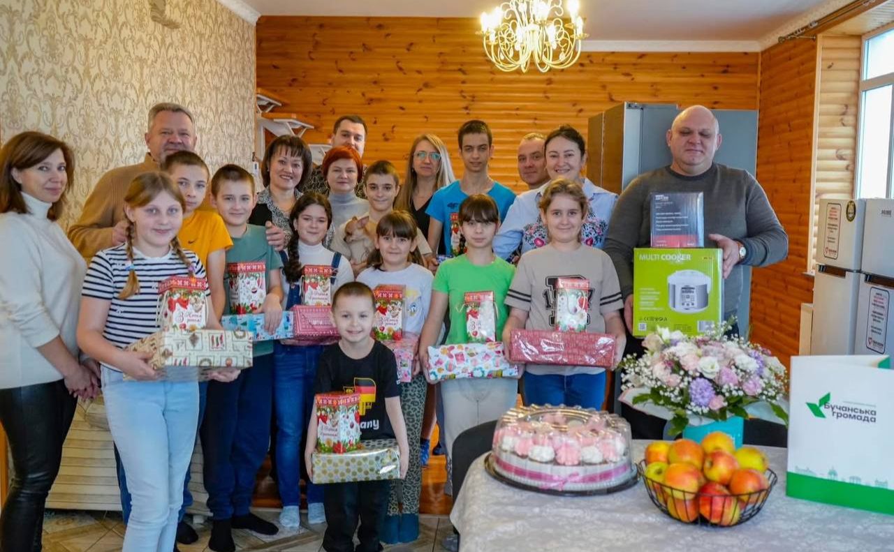Батьки та їх 10 приймоних дітей вже у новому будинку. Фото: А Федорук, телеграм