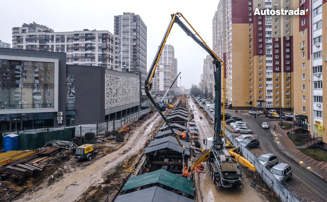 Двоярусні монолітні тунелі будують відкритим способом. Фото: Автострада