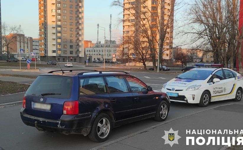 Керманич Volkswagen Passat наїхав на перехожу і втік. Фото: поліція Києва