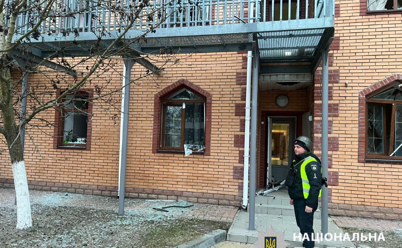 Поліція фіксує пошкодження внаслідок атаки безпілотників. Фото: поліція Київської області