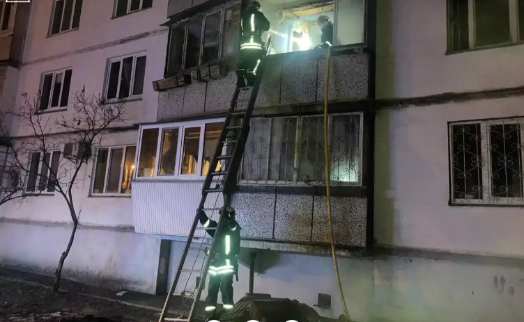 Вогонь спалахнув у квартирі на другому поверсі багатоповерхівки. Фото: ДСНС Києва