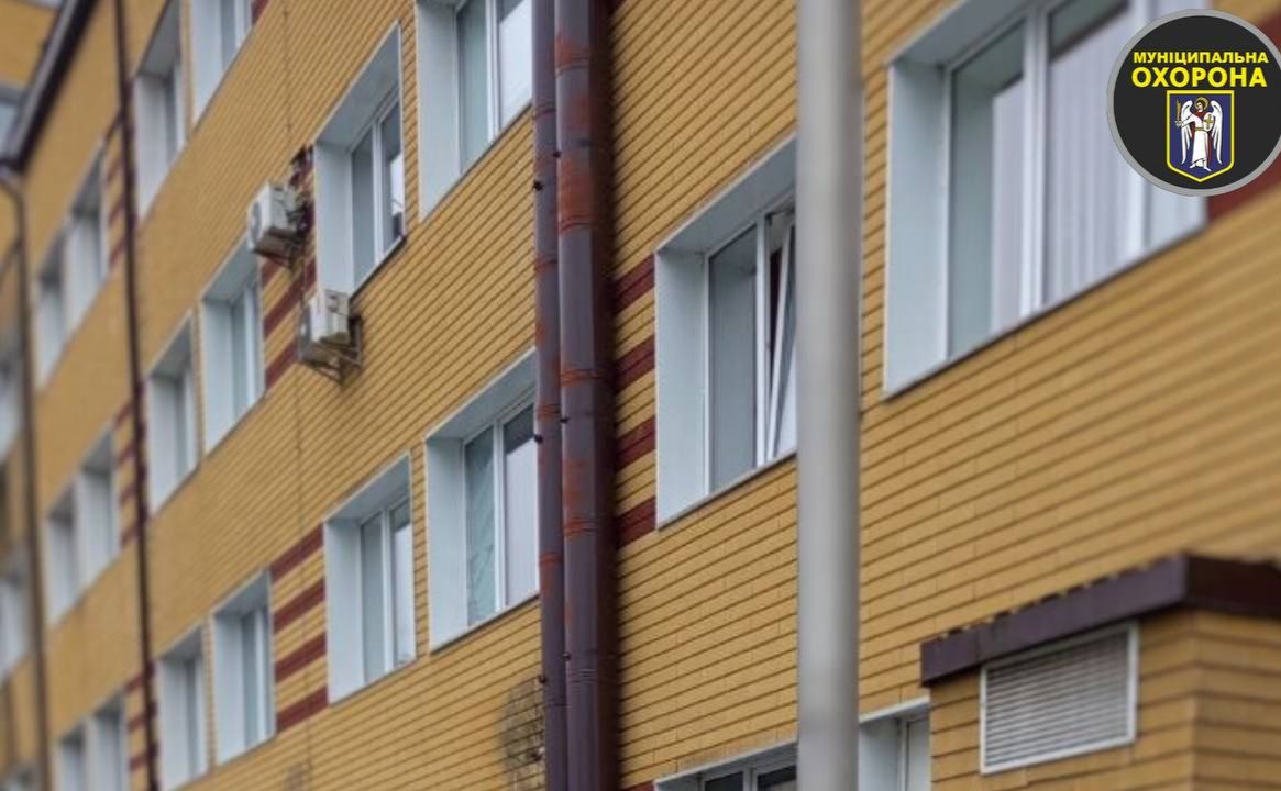 Чоловік намагався спуститися по водостічній трубі полікліники