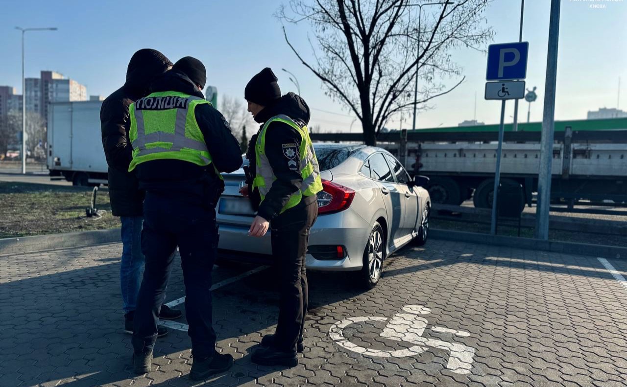 З порушниками проводять роз’яснювальні бесіди. Фото: патрульна поліція