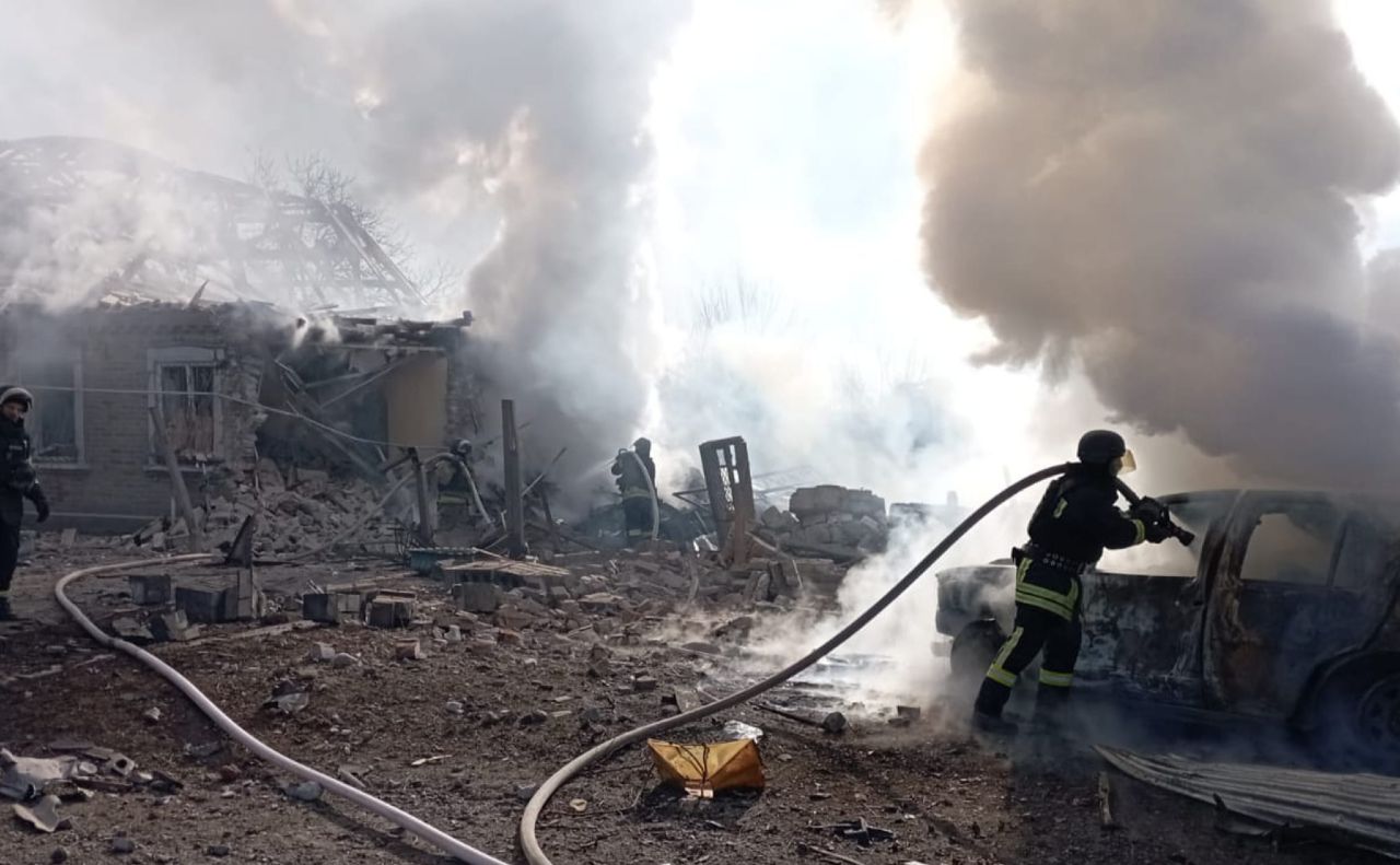 Рятувальники першими прибувають на місця ворожих влучань. Фото: ДСНС Донеччини