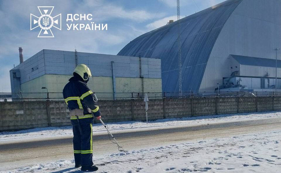 Фахівець ДСНС вимірює рівень раідації біля «Укриття». Фото: ДСНС України