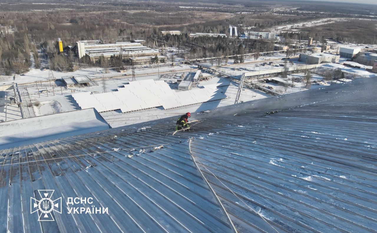 Ліквідація наслідків дронової атаки РФ на ЧАЕС. Фото ілюстративне: ДСНС Київщини (Фб)