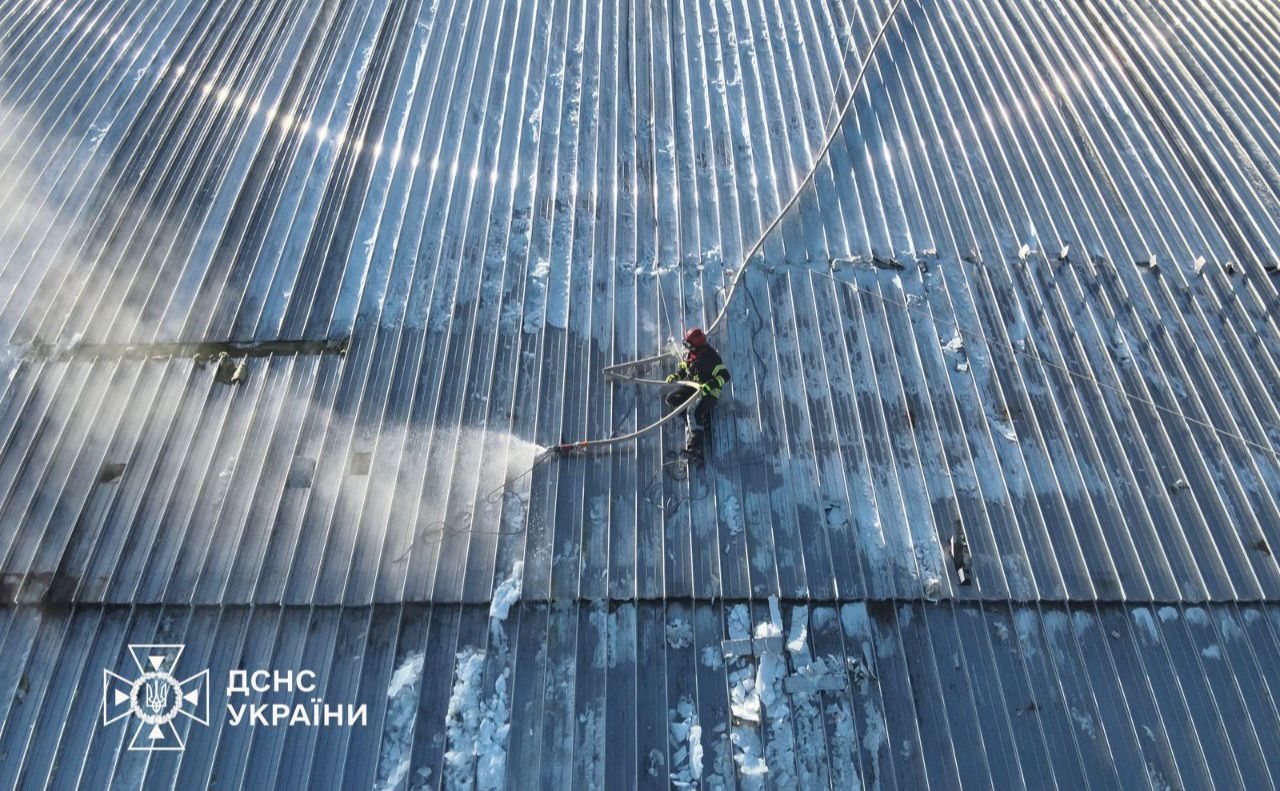 Рятувальник на даху об’єкту «Укриття». Фото: ДСНС
