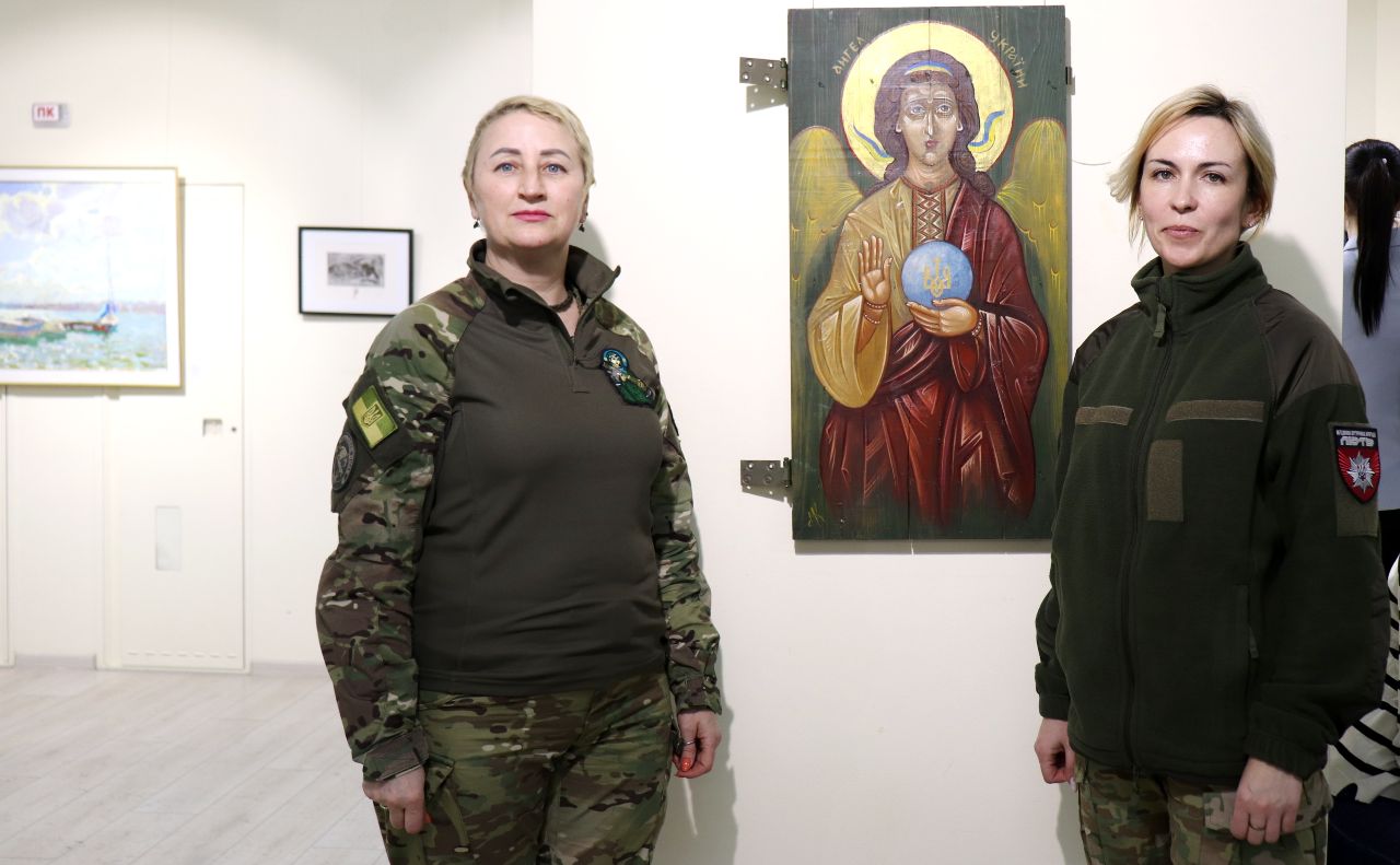 В експозиції представлені понад 50 творів митців-захисників та волонтерів. Фото: галерея «ABC-арт»