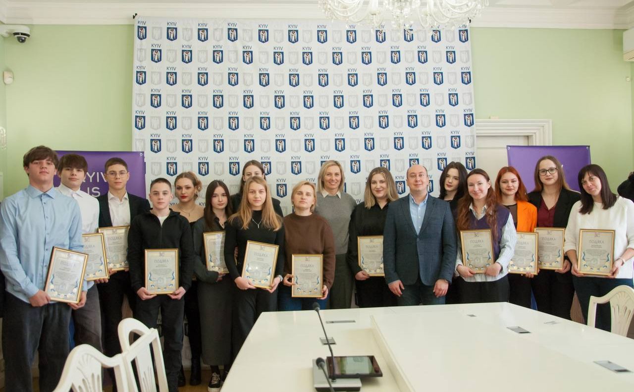 Вручення Подяк Київського міського голови. Фото: Деснянська РДА
