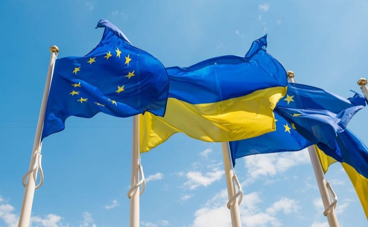 Прапори ЄС і України. Фото ілюстративне: з відкритих джерел