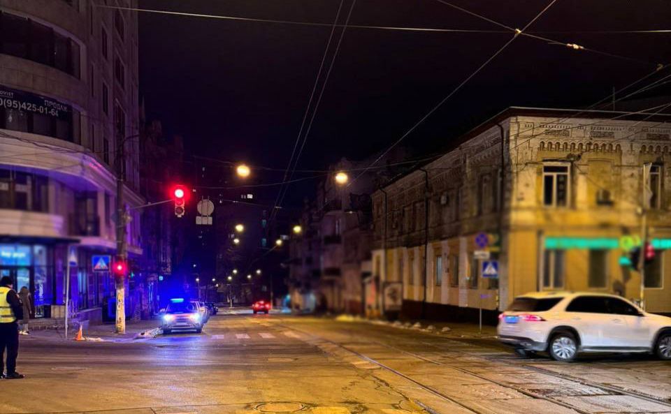 Чоловік переходив дорогу на зелений сигнал світлофора для пішоходів. Фото: Нацполіція