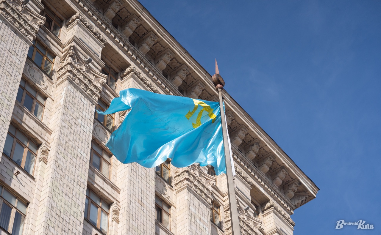 Підняття кримськотатарського прапора над будівлею Київської міської ради. Фото: Олексій Самсонов