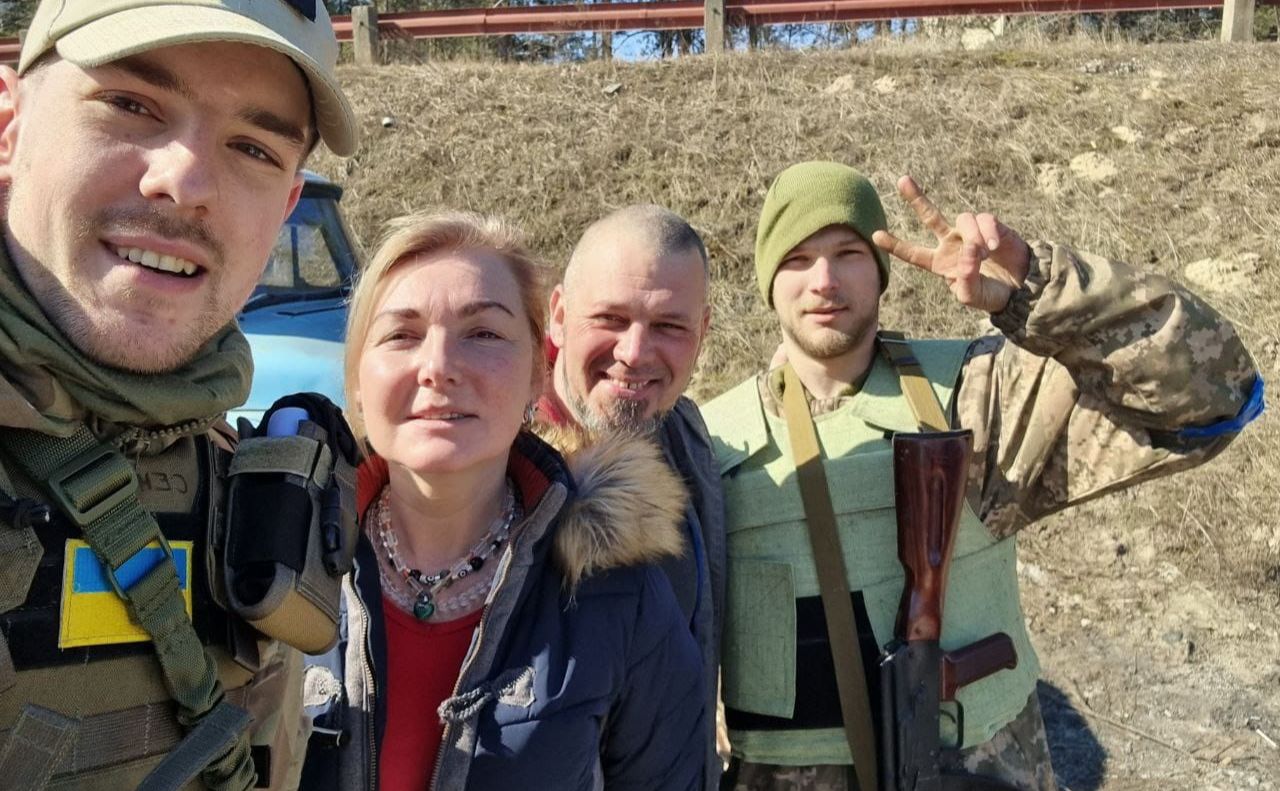 На фото: Роман (на передньому плані), Василь (на задньому), їхня матір і вітчим Владислав Хмарський. Світлина: Fasebook/Поваляєва