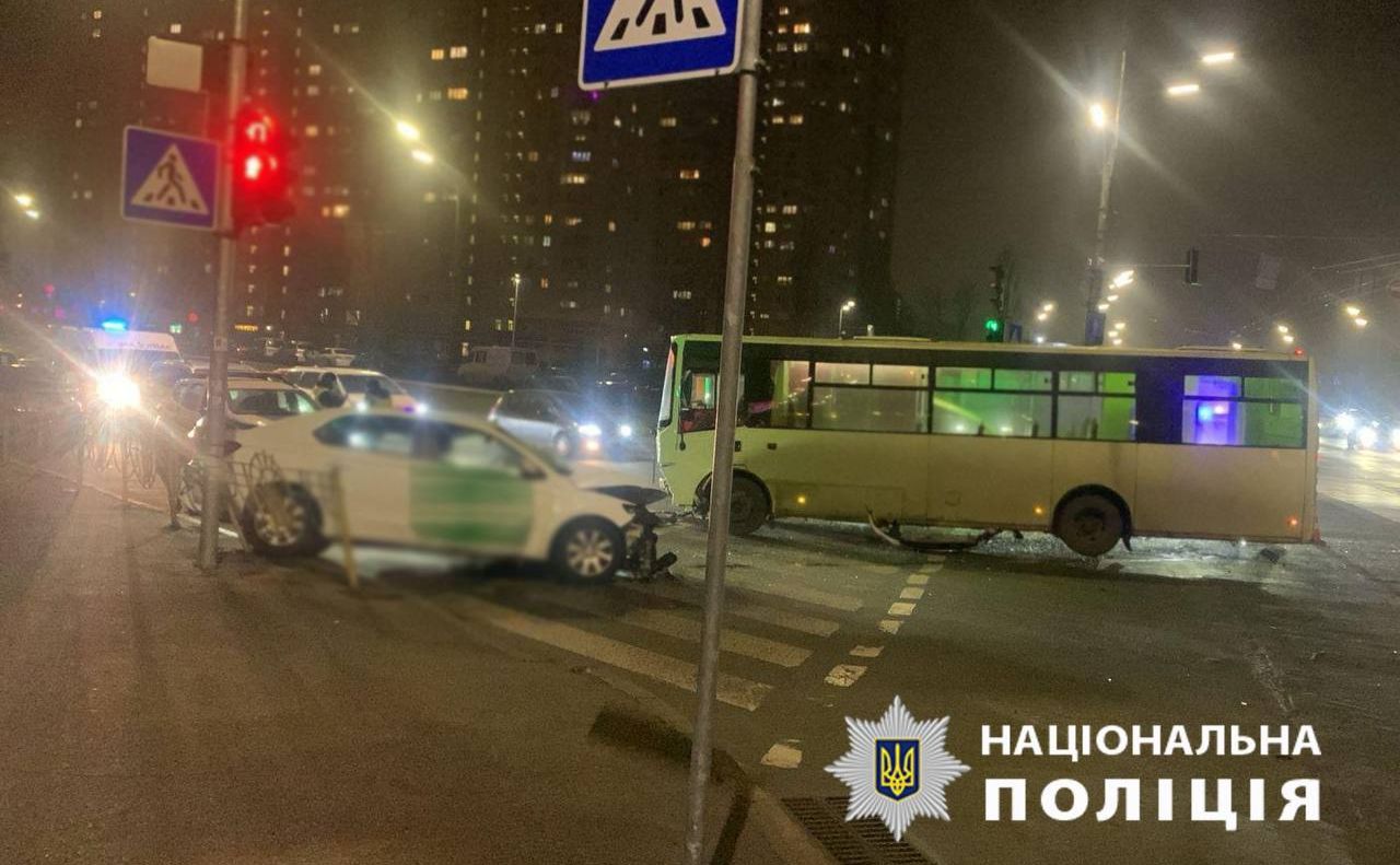 Маршрутка повертала на повороті і врізалась у авто. Фото: Нацполіція