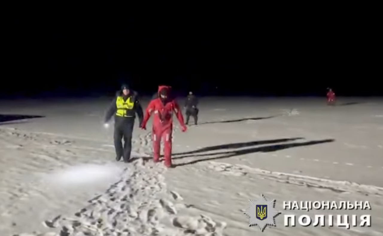Врятовані рибалки. Фото: скрін з відео