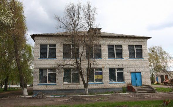 Школа у Андріївці, де окупанти тримали у підвалі місwевих. Фото: Gazeta.ua