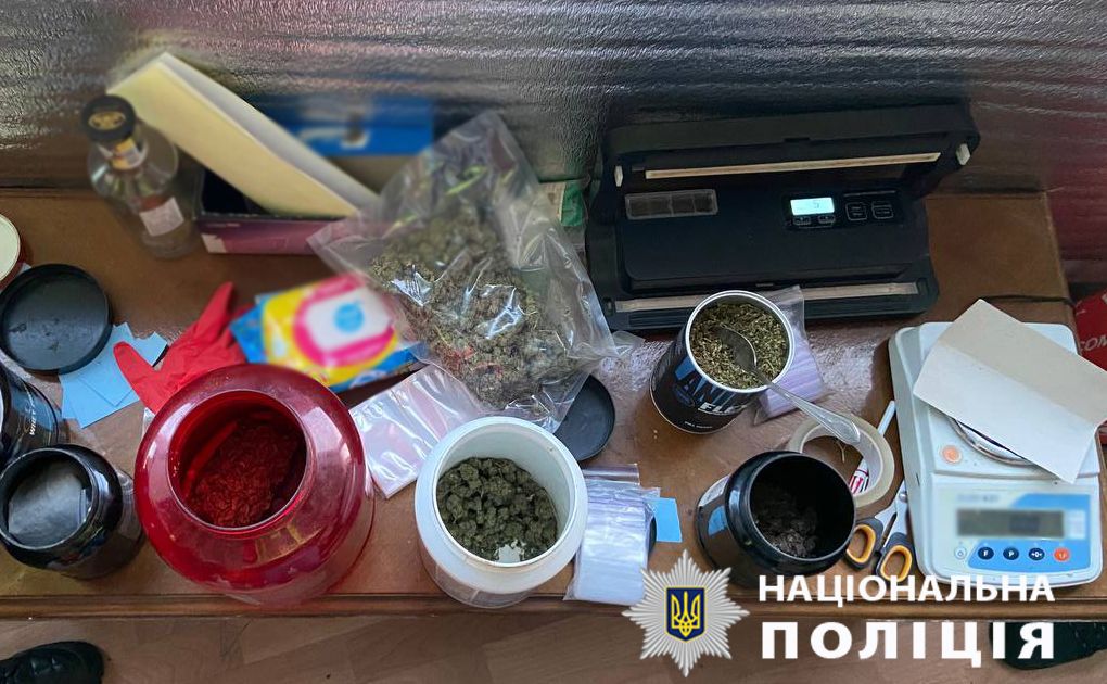 Правоохоронці вилучили близько півтора кілограма канабісу.Фото: поліція Києва