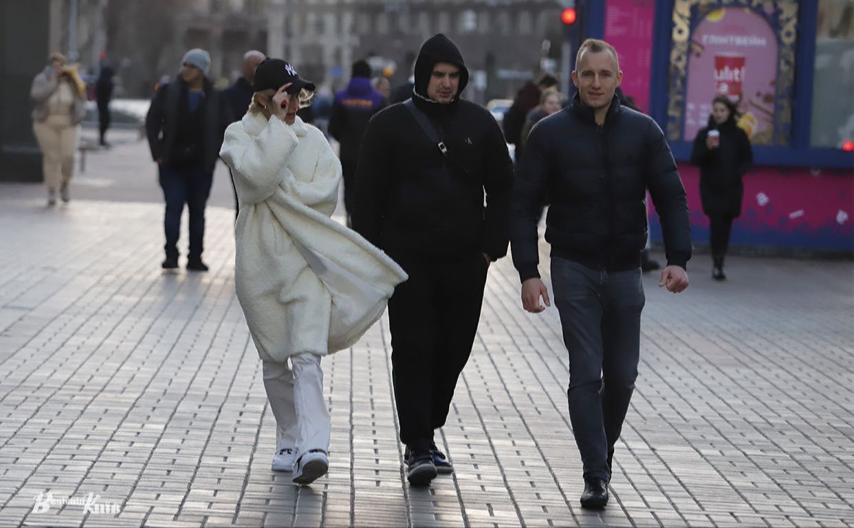 Пішоходам необхідно бути обережними, особливо в темний час доби. Фото: Борис Корпусенко