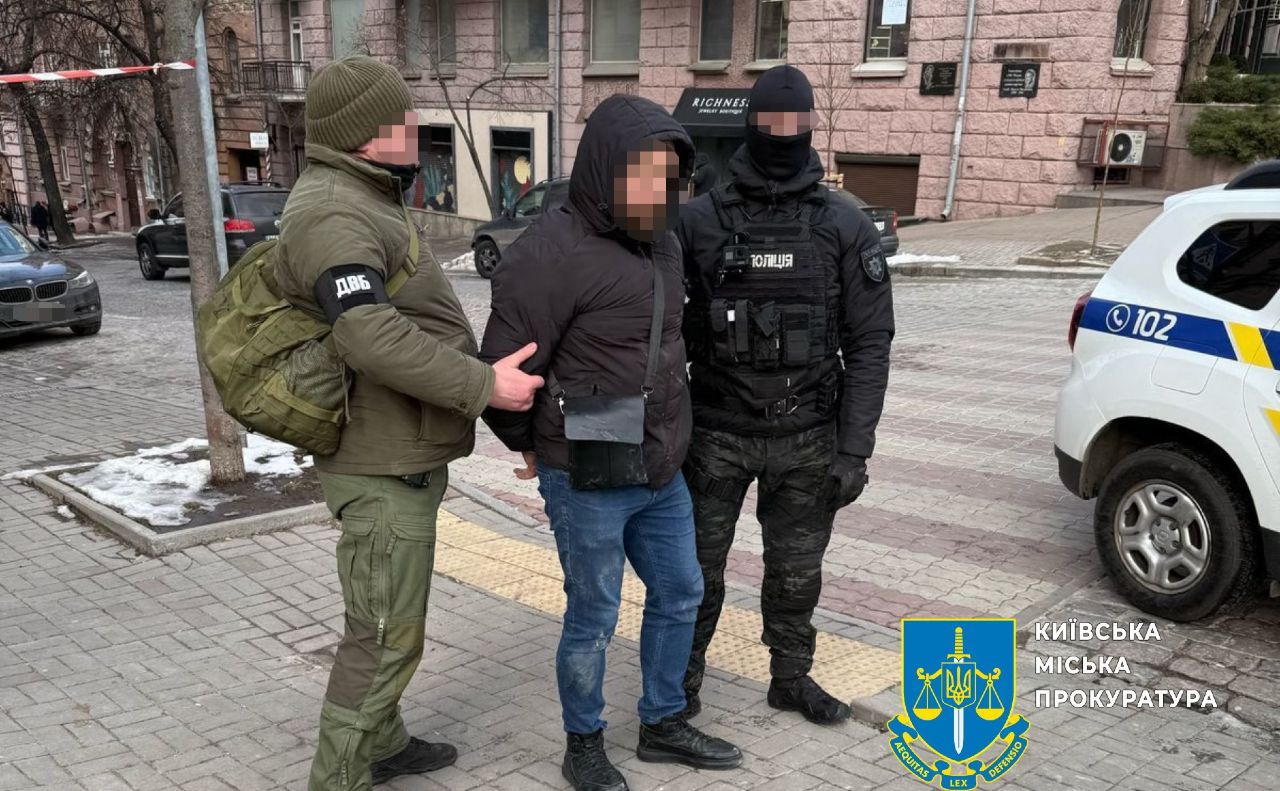 Поліцейські затримали хабарника. Фото: Київська міська прокуратура