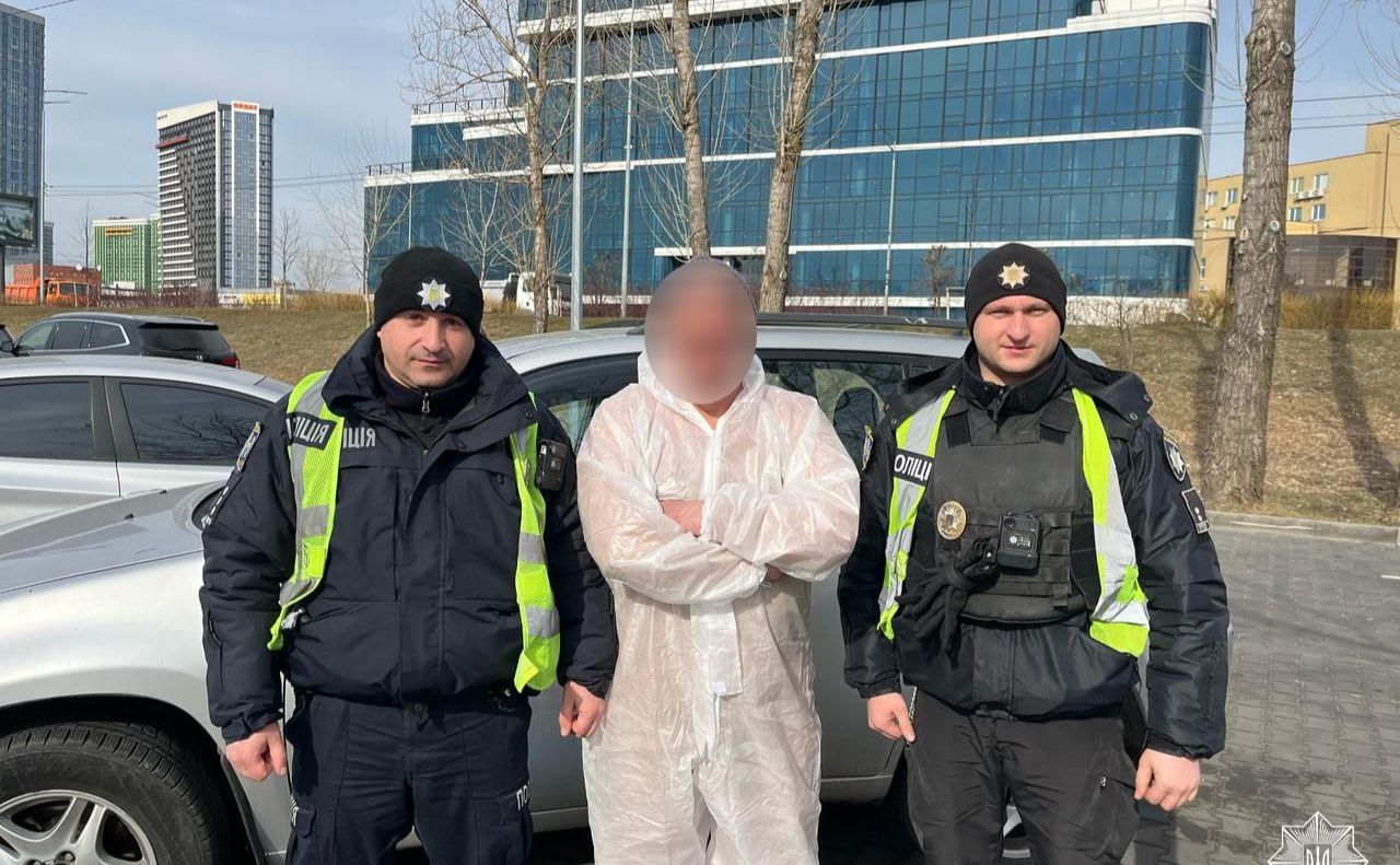 Патрульні з одним з врятованих на озері у Києві. Фото: Поліція Києва