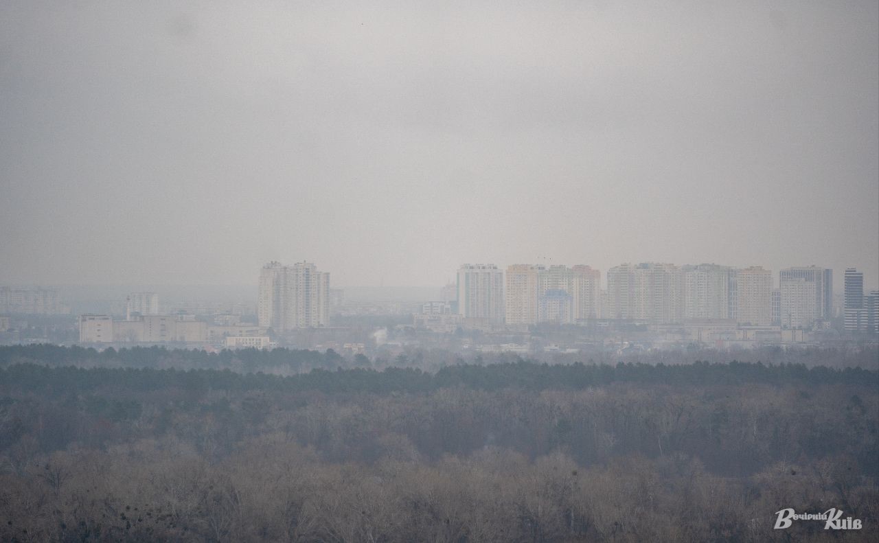 Киян закликають закрити вікна. Фото: Олексій Самсонов