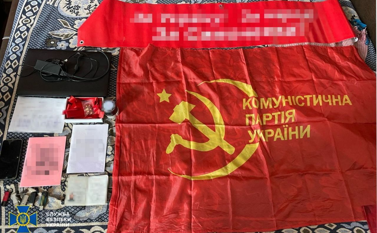 Атрибути забороненої компартії і звернення до очільника держави-агресора виявили у черкаських «комуністів». Фото: СБУ