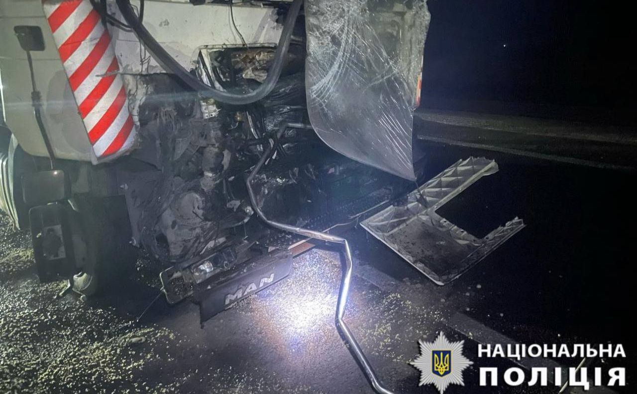 Трактор перевергувся на дорозі. Фото: Поліція Київщини