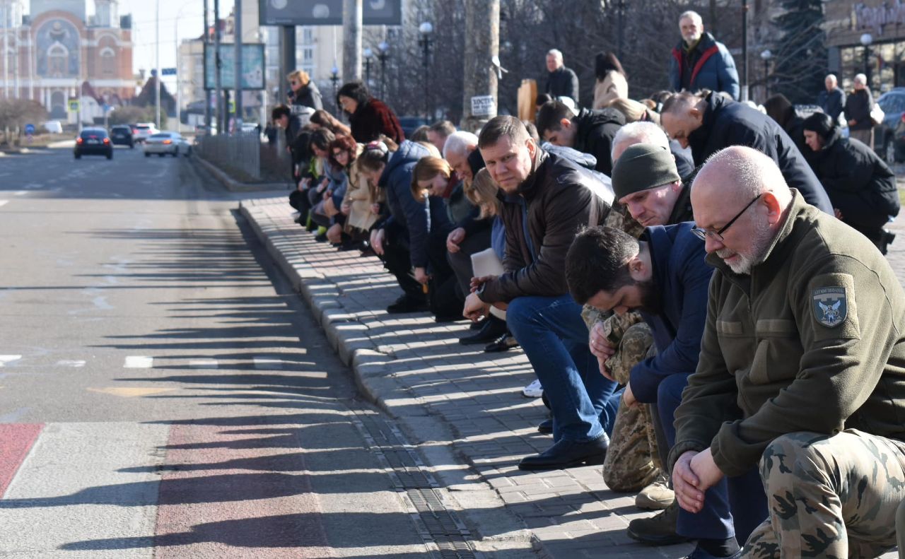 Навколішках проводжали в сотанню путь оболонця, захисника України. Фото: К.Фесик, фейсбук