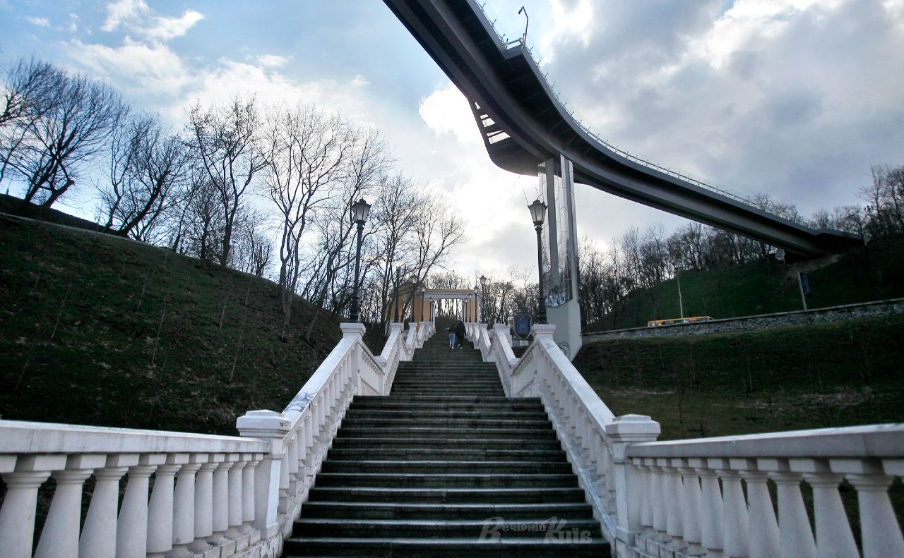 Скляний міст з незвичного ракурсу. Фото: Олексій Самсонов