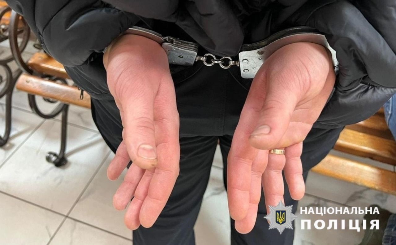 Поведінка чоловіка здалася підозрілою, тож правоохоронці вирішили його перевірити. Фото ілюстративне: Нацполіція