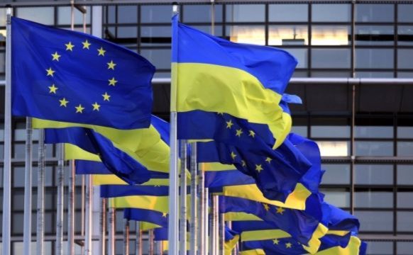 Прапори України та ЄС. Фото з відкритих джерел
