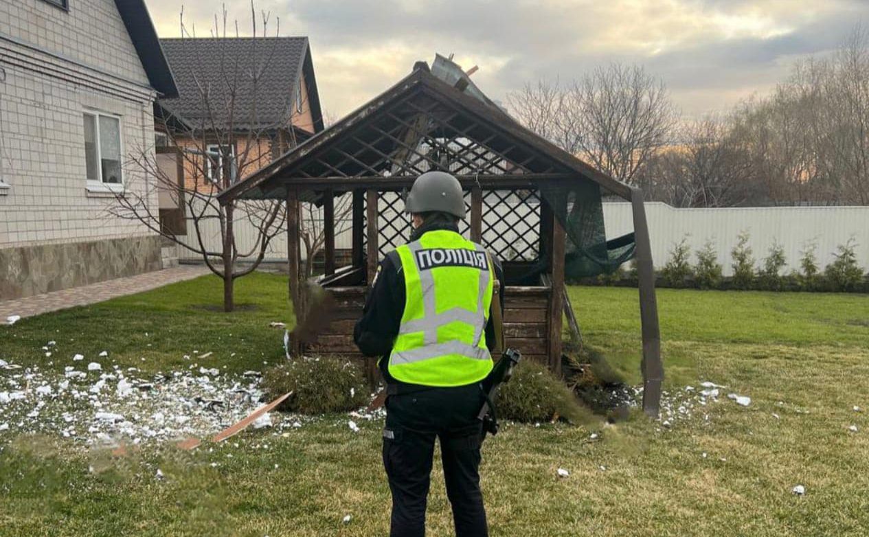 Поліція Київщини документує наслідки атаки ворога у області. Фото: Нацполіція