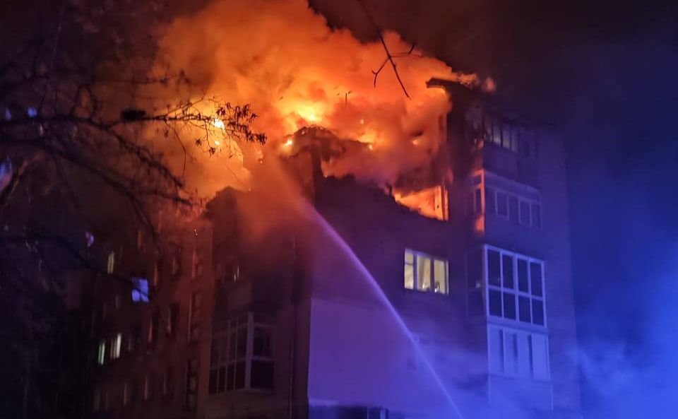 Пожежа у Чернігові, внаслідок влучання ворожого дрона. Фото: телеграм Дмитра Брижинського